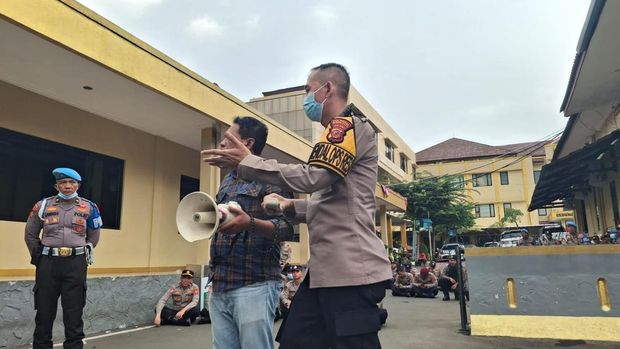 Massa demo diterima Kabagops Polresta Bogor Kota. (Dok. ist)