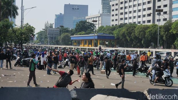 Massa demo memadati Jalan Gatsu depan Gedung DPR hingga lalin tersendat, Jumat (29/8/2025) sore ini.