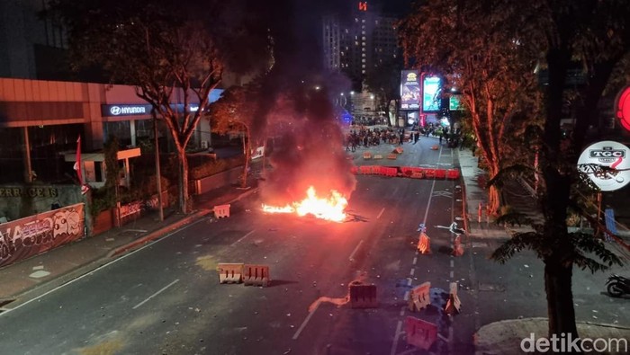 Massa demo membakar barier di Jalan Basuki Rahmat Surabaya