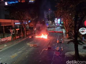 Titik Api Demo Surabaya Meluas hingga Jalan Basuki Rahmat