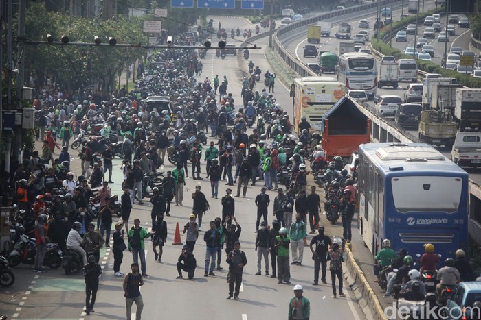 Sejumlah massa aksi mulai berdatangan ke depan gedung DPR, Senayan, Jakarta, Jumat (29/8/2025). Massa berunjuk rasa terkait tunjangan DPR hingga kematian ojol yang dilindas rantis polisi.