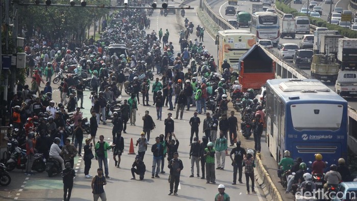 Sejumlah massa aksi mulai berdatangan ke depan gedung DPR, Senayan, Jakarta, Jumat (29/8/2025). Massa berunjuk rasa terkait tunjangan DPR hingga kematian ojol yang dilindas rantis polisi.