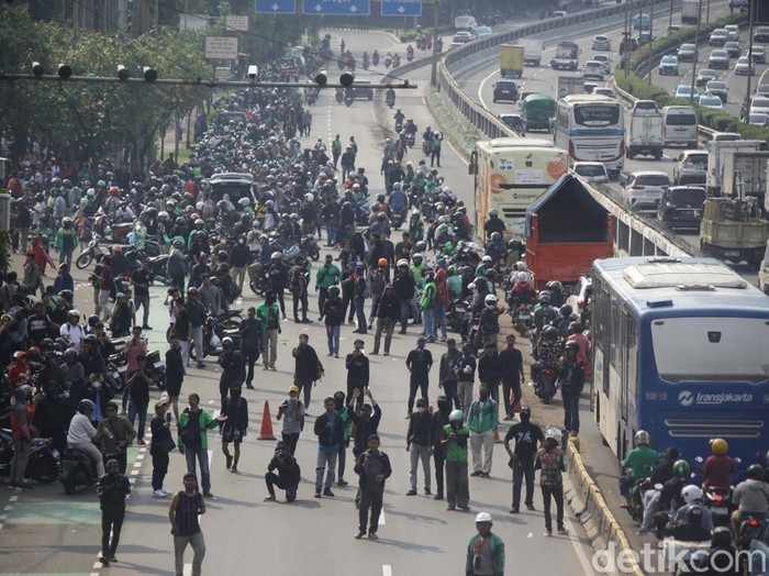 Sejumlah massa aksi mulai berdatangan ke depan gedung DPR, Senayan, Jakarta, Jumat (29/8/2025). Massa berunjuk rasa terkait tunjangan DPR hingga kematian ojol yang dilindas rantis polisi.