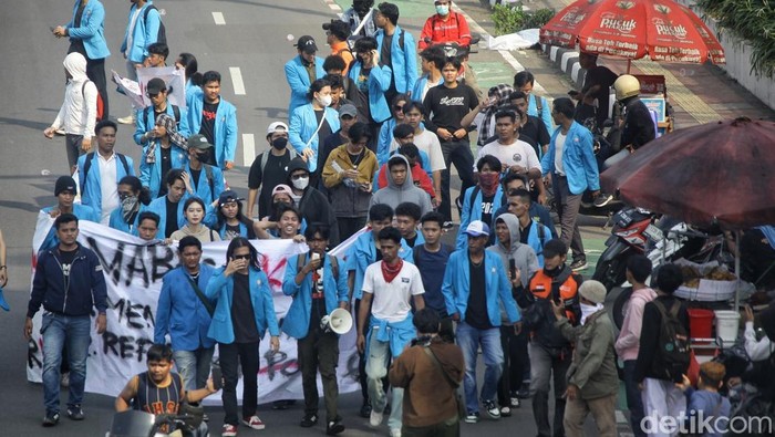 Sejumlah massa aksi mulai berdatangan ke depan gedung DPR, Senayan, Jakarta, Jumat (29/8/2025). Massa berunjuk rasa terkait tunjangan DPR hingga kematian ojol yang dilindas rantis polisi.