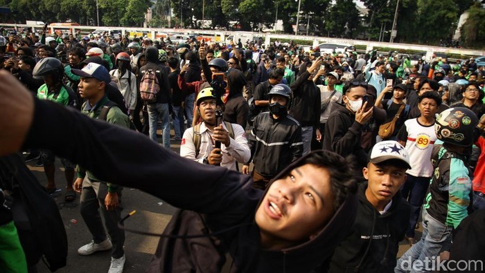 Sejumlah massa aksi mulai berdatangan ke depan gedung DPR, Senayan, Jakarta, Jumat (29/8/2025). Massa berunjuk rasa terkait tunjangan DPR hingga kematian ojol yang dilindas rantis polisi.