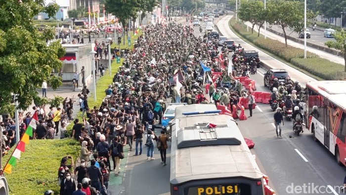 Massa demo rusak mobil polantas (Wildan Noviansah/detikcom)