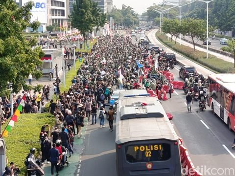 Massa demo rusak mobil polantas (Wildan Noviansah/detikcom)