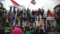 Masuknya para masa itu langsung diadang oleh TNI. Para TNI itu terlihat meminta massa tenang. Para massa sempat berada lama di gedung DPR RI. Massa dan para TNI terlihat saling berdiskusi.