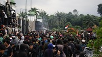 Massa aksi menggelar demo di depan gedung DPR, Senayan, Jakarta, Jumat (29/8/2025). Massa sempat menembus gerbang DPR dengan mencopot besi pagar.