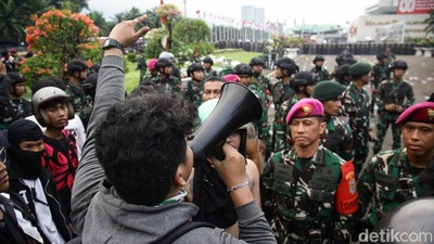 Massa Demo Sempat Jebol Gerbang DPR, Ditenangkan TNI