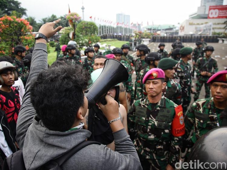 Massa Demo Sempat Jebol Gerbang DPR, Ditenangkan TNI