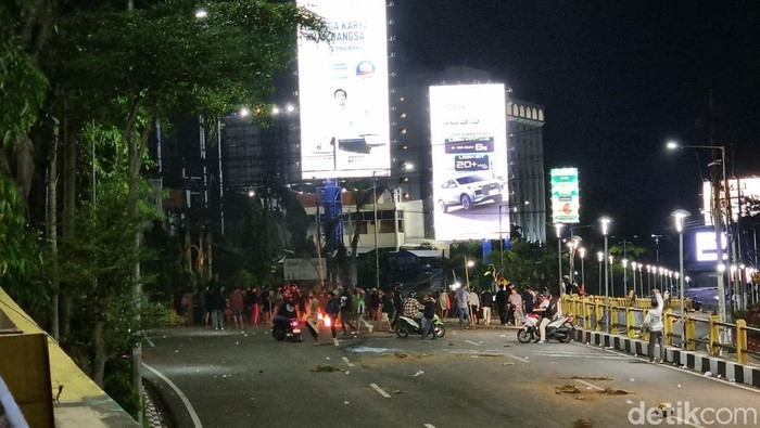 Massa demo Surabaya masih berada di jalan hingga malam hari