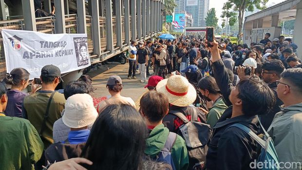 Massa gelar tabur bunga di depan Mapolda Metro Jaya, menuntut kasus ojol tewas dilindas rantis Brimob diusut tuntas, Jumat (29/8/2025).