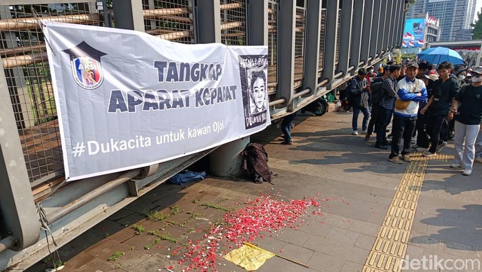 Massa gelar tabur bunga di depan Mapolda Metro Jaya, menuntut kasus ojol tewas dilindas rantis Brimob diusut tuntas, Jumat (29/8/2025).