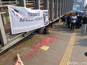 Massa Tabur Bunga Depan Polda Metro, Tuntut Usut Tuntas Kasus Affan