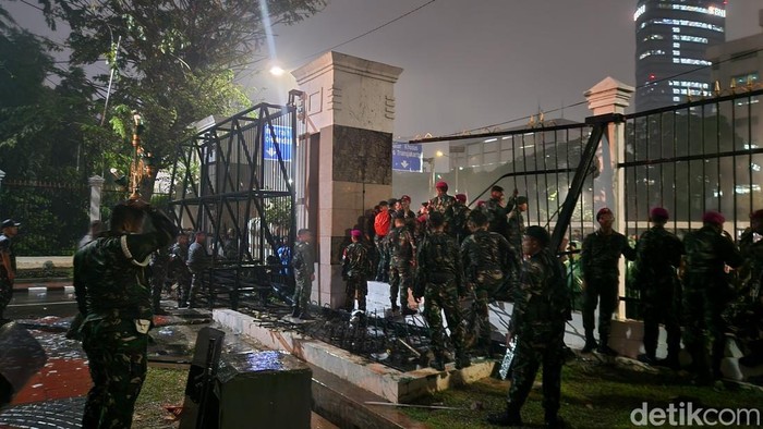 Massa jebol pagar besi samping gedung DPR. (Adrial/detikcom)