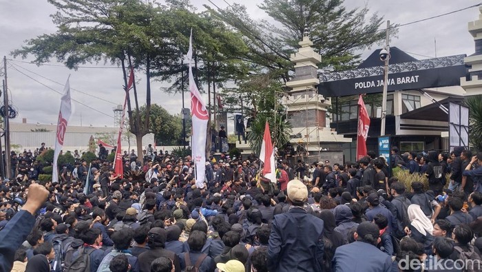 Massa kepung Mapolda Jabar