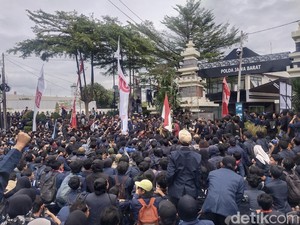 Mahasiswa Bandung Kepung Mapolda Jabar Desak Kasus Ojol Affan Diusut Tuntas