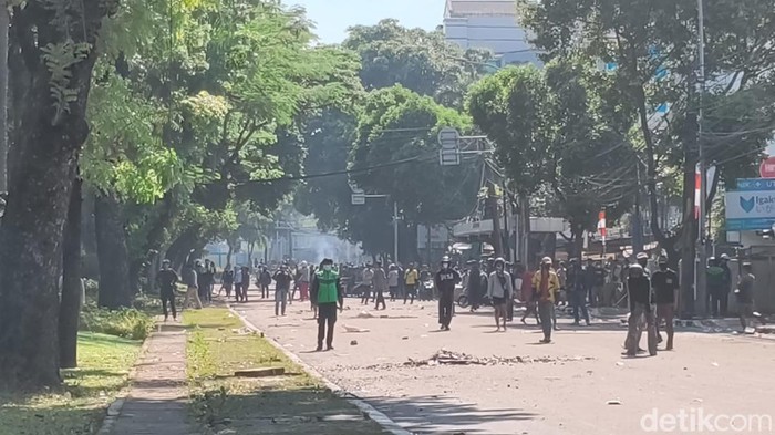 Massa masih bertahan di depan Mako Brimob Polda Metro sejak Jumat (29/8/2025) dini hari tadi.