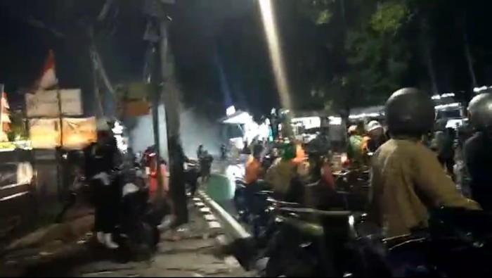 Massa masih bertahan di sekitar Mako Brimob Kwitang menjelang subuh, 29 Agustus 2025 (Yumna/detikcom)