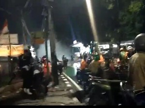 Menjelang Subuh, Massa Masih Bertahan di Sekitar Mako Brimob Kwitang