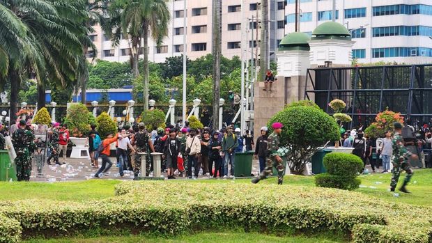 Massa masuk ke area gedung DPR RI
