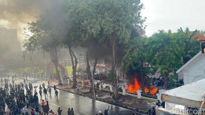 Massa membakar motor di Gedung Negara Grahadi