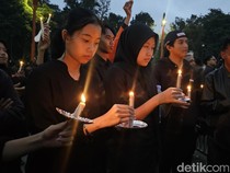 Aksi Demo di Malang Ditutup Doa dan Ratusan Lilin