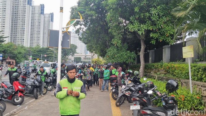 Massa ojol bergerak dari TPU Karet Bivak ke Polda Metro untuk ikut demo