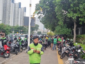 Bergerak dari TPU Karet Bivak, Massa Ojol Mau Ikut Demo ke Polda Metro