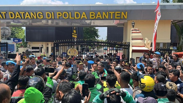 Massa Ojol Gelar Aksi Solidaritas di Mapolda Banten