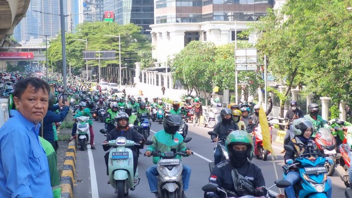 Massa ojol mengawal jenazah Affan Kurniawan, pengemudi ojek online (ojol) yang tewas dilindas rantis Brimob ke TPU Karet Bivak, Jakarta Pusat.