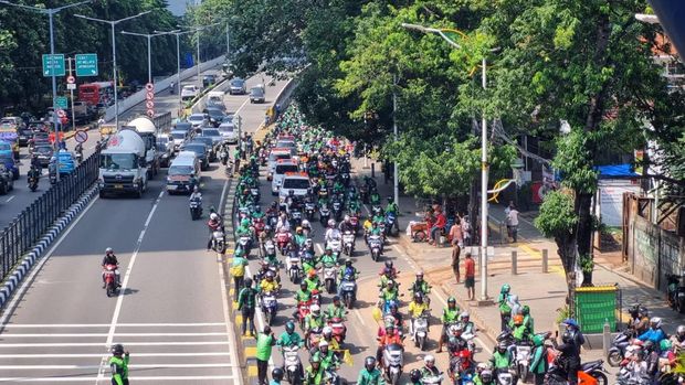 Massa ojol mengawal jenazah Affan hingga ke peristirahatan terakhir