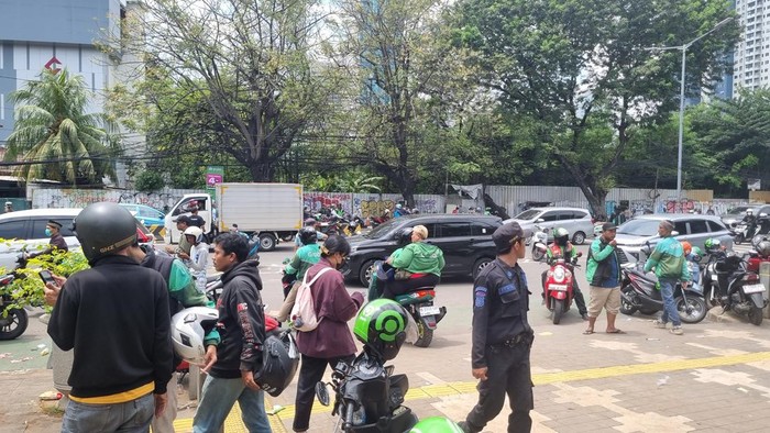 Massa Ojol yang Antar Jasad Affan ke TPU Karet Bivak Membubarkan Diri