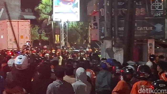 Suasana Pos Polisi Condongcatur, Sleman yang dirusak massa demo di Jogja, Jumat (29/8/2025).