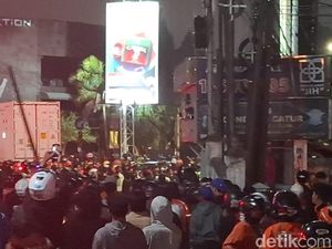 Massa Rusak Pos Polisi Condongcatur Sleman