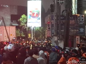 Massa Rusak Pos Polisi Condongcatur Sleman