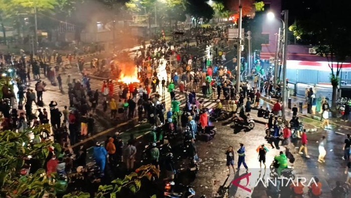 Massa saat berada di kawasan Mako Brimob Kwitang Jakarta, Jumat dini hari (29/8/2025). (ANTARA/Khaerul Izan)