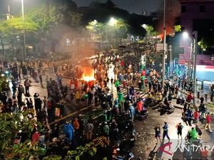 Imbas Insiden Affan, Massa Ojol Padati Area Mako Brimob Sampai Pagi