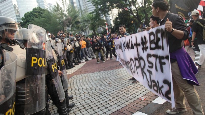 Massa yang mengecam kematian driver ojol Affan Kurniawan berdemo di Polda Metro Jaya, Jakarta, Jumat (29/8/2025). Affan tewas usai dilindas rantis Brimob.