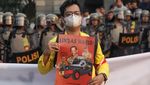 Massa yang Marah Coret-coret hingga Tendang Tameng Polisi