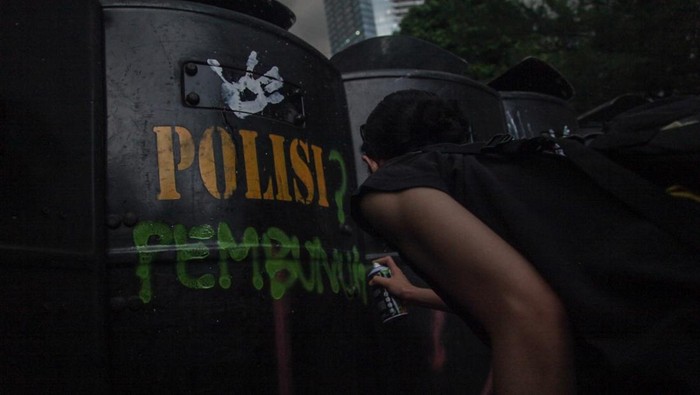 Massa yang mengecam kematian driver ojol Affan Kurniawan berdemo di Polda Metro Jaya, Jakarta, Jumat (29/8/2025). Affan tewas usai dilindas rantis Brimob.