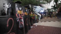 Mereka juga menendang tameng tersebut.