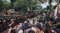 Demo sempat memanas kala polisi bergerak maju. Hingga pukul 18.30 WIB, massa masih bertahan di Polda Metro Jaya.