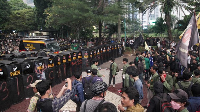 Massa yang mengecam kematian driver ojol Affan Kurniawan berdemo di Polda Metro Jaya, Jakarta, Jumat (29/8/2025). Affan tewas usai dilindas rantis Brimob.