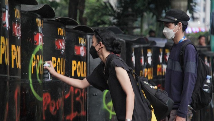 Massa yang Marah Coret-coret hingga Tendang Tameng Polisi Massa yang mengecam kematian driver ojol Affan Kurniawan berdemo di Polda Metro Jaya, Jakarta, Jumat (29/8/2025). Affan tewas usai dilindas rantis Brimob.