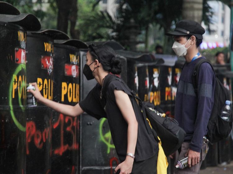 Massa yang Marah Coret-coret hingga Tendang Tameng Polisi
