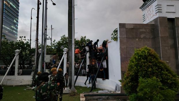 Massa yang sempat menjebol gerbang utama dan sempat berada di dalam area DPR RI kini telah keluar, Jumat (29/8/2025)