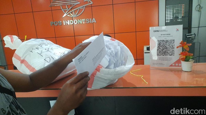 Masyarakat Pati Bersatu mengirim surat tujuan KPK dari kantor Pos Pati mendesak agar Bupati Sudewo jadi tersangka, Jumat (29/8/2025).