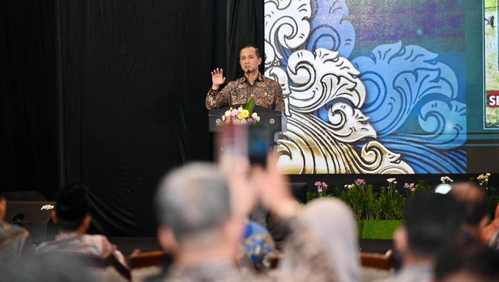 Menteri Transmigrasi M. Iftitah Sulaiman Suryanagara